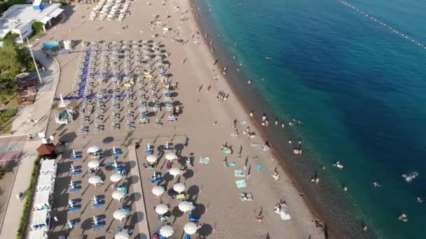 Becici, Montenegro - Junio 12.2019. Hermosa vista superior de la playa con la gente . — Vídeos de Stock