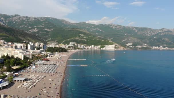 Becici, Czarnogóra-12,2019 czerwca. Piękny widok z góry na plażę z ludźmi. — Wideo stockowe