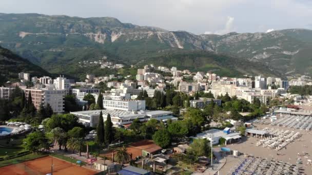 Becici, Montenegró-június 11,2019. Szállás megtekintése-népszerű üdülőfalu Becici — Stock videók