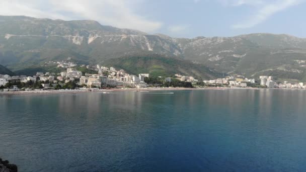 Vista de los pueblos de Rafailovici y Becici desde el mar, Montenegro — Vídeo de stock