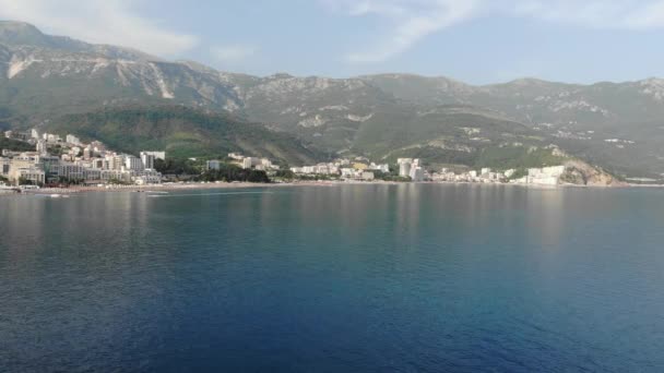 Utsikt över byarna Rafailovici och Becici från havet, Montenegro — Stockvideo