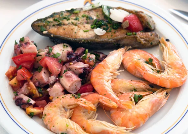 Salada de camarão, peixe e polvo em um prato em um café — Fotografia de Stock