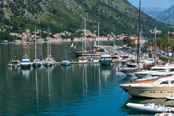 Kotor, Montenegró-június 10,2019. Sok jacht a kikötőben Kotor — Stock Fotó