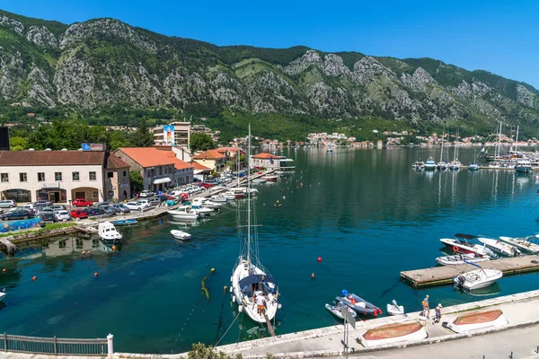 Kotor, Montenegró-június 10,2019. Sok jacht a kikötőben Kotor — Stock Fotó