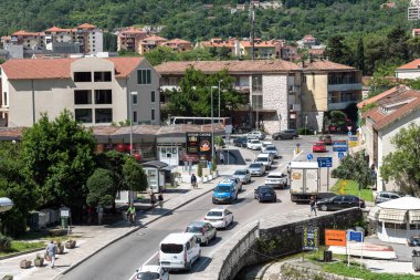Kotor, Karadağ - 10.09.2019. Yol ile Kotor şehrinin genel modern görünümü