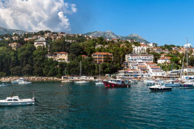Herceg Novi, Karadağ - 10 Haziran. 2019. Şehrin denizden panoraması