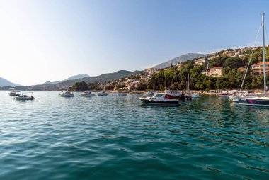 Herceg Novi, Karadağ - 10 Haziran. 2019. Şehrin arka planında limanda yatlar