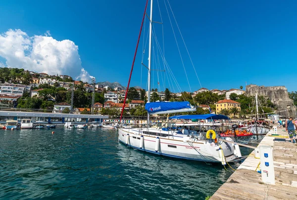 Herceg Novi, Montenegro - 10 de junho. 2019. Iates no porto no fundo da cidade — Fotografia de Stock