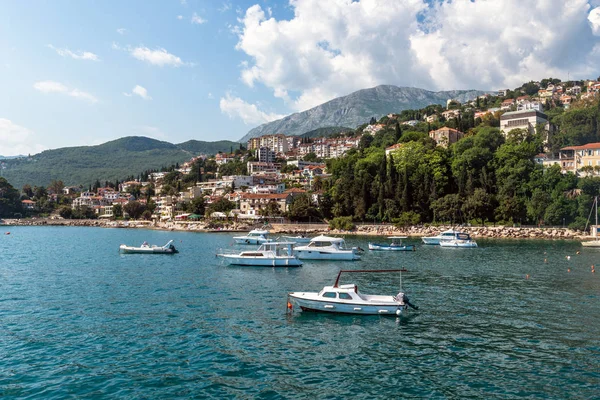 Iates no porto no fundo do Herceg Novi, Montenegro — Fotografia de Stock
