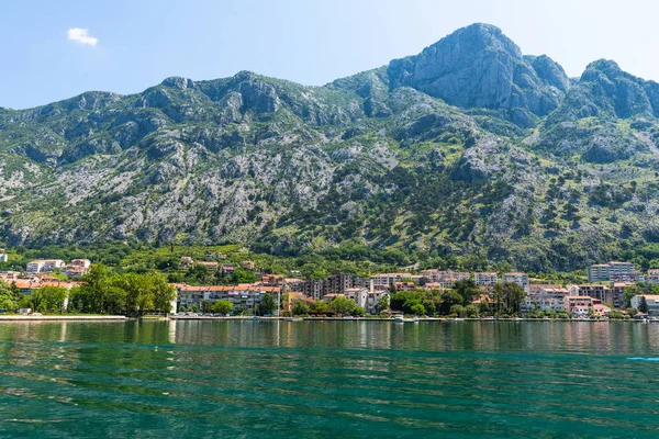 Frammento della baia di Kotor con case sulla riva, Montenegro — Foto Stock