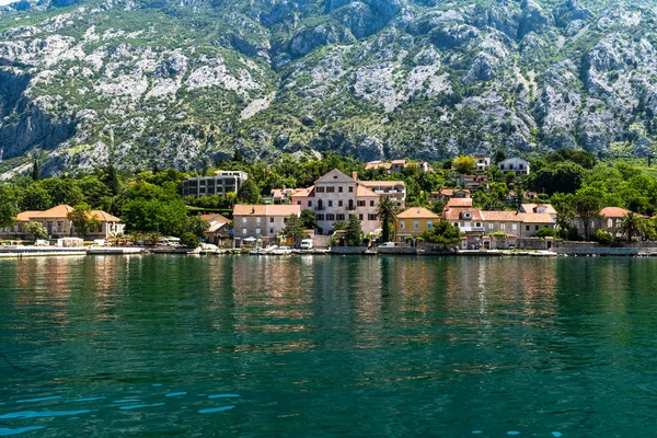 Töredéke a Kotori-öbölben a házak a parton, Montenegró — Stock Fotó