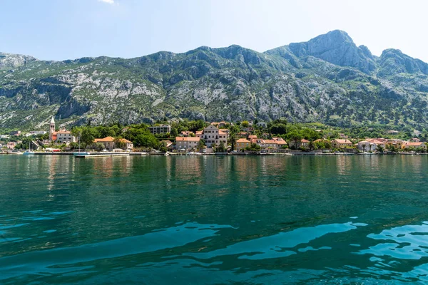 Frammento della baia di Kotor con case sulla riva, Montenegro — Foto Stock
