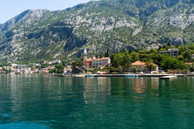 Kotor Koyu'nun kıyıda evleri olan parçası, Karadağ