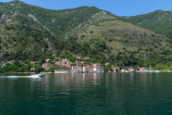 Töredéke Kotori-öböl a házak a parton, Montenegró — Stock Fotó