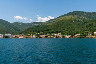 Kotor Körfezi'nin kıyıda evleri ile parçası, Karadağ