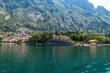Kotor Koyu'nun kıyıda evleri olan parçası, Karadağ