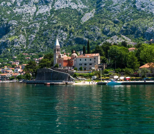 Frammento della baia di Kotor con case sulla riva, Montenegro — Foto Stock