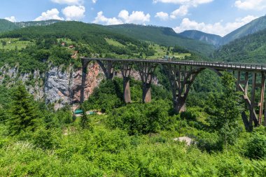 Plevlya, Karadağ - 11 Haziran. 2019. Tara Nehri üzerindeki Dzhurdzhevich Köprüsü