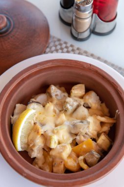 Beyaz balık patates ve peynir ile pişmiş