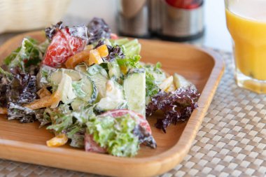 Ekşi krema soslu sebze salatası