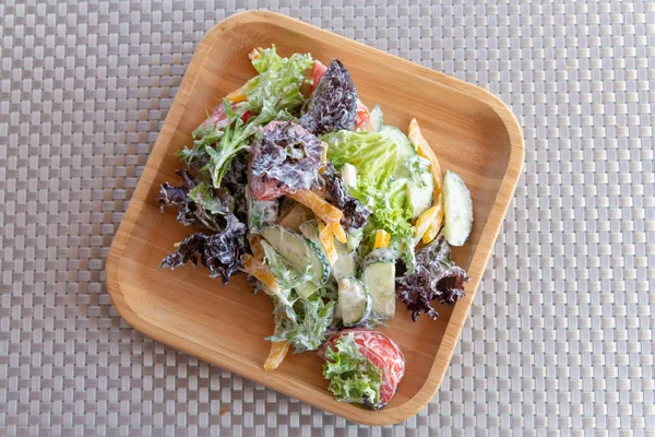 Salada de legumes com molho de creme azedo — Fotografia de Stock