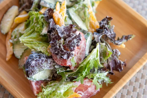 Salada de legumes com molho de creme azedo — Fotografia de Stock