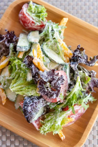 Salada de legumes com molho de creme azedo — Fotografia de Stock