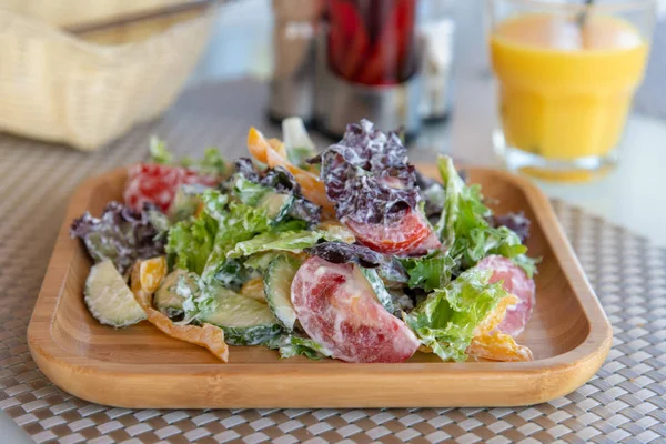 Овощной салат со сметаным соусом — стоковое фото