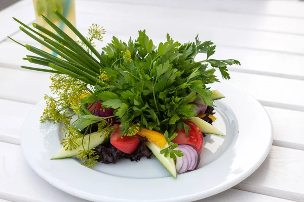 Verduras y hierbas frescas en un plato —  Fotos de Stock