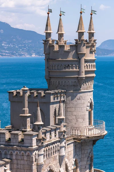 Kasteel van zwaluwen nest aan de kust van de Zwarte Zee, de Krim. Het is een beroemd monument van de Krim. — Stockfoto