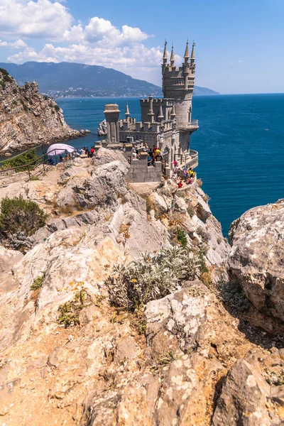 Gaspra, Krim-7 juli. 2019. kasteel van zwaluwen nest op de Kaap AI-Todor van de Zwarte Zeekust — Stockfoto