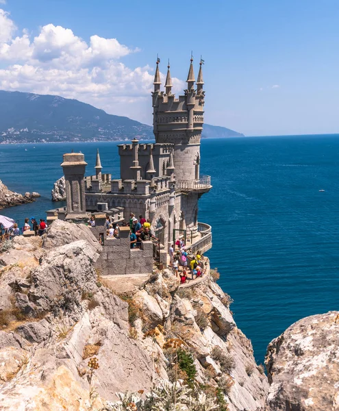 Gaspra, la Crimea - 7 de julio. 2019. Castillo de Golondrinas Nido en el Cabo Ai-Todor de la costa del Mar Negro — Foto de Stock