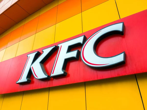 Москва, Россия - 21 марта. 2019 год. KFS является сетью ресторанов быстрого питания, специализирующихся на куриных блюдах. Знак на стене здания — стоковое фото
