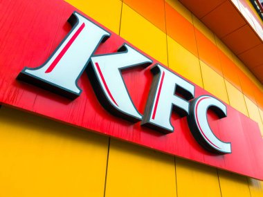 Moskova, Rusya-21 Mart. 2019. KFS hızlı gıda Restoran Zinciri tavuk yemekleri konusunda uzmanlaşmıştır. Binanın duvarında oturum açın