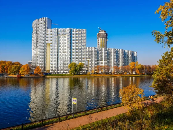 Khimki, Rusia - 17 de octubre. 2018. Canal de Moscú y complejo residencial Mayak — Foto de Stock