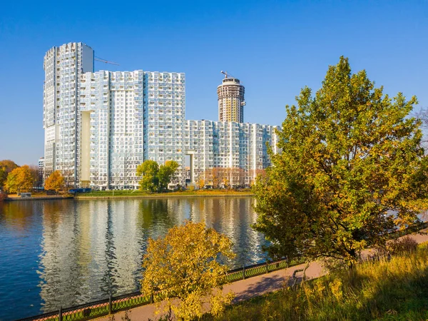 Khimki, Rusland-17 oktober. 2018. Moskou Canal en residentieel complex Mayak — Stockfoto