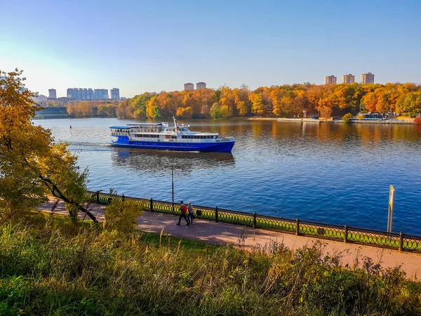 Khimki, Rusia - 17 de octubre. 2018. Buque de recreo Aksenov Coronel en el río Canal de Moscú —  Fotos de Stock