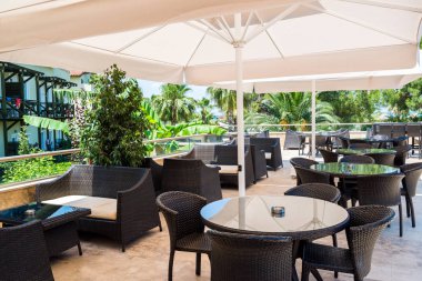 Türkiye 'de açık havadaki yuvarlak masalar ile Cafe