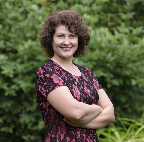 Vrouw in een rode jurk op zomer natuur — Stockfoto