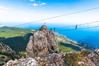 Ai-Petri, Kırım - 5 Temmuz 2019. Dağın tepesinde asma köprü