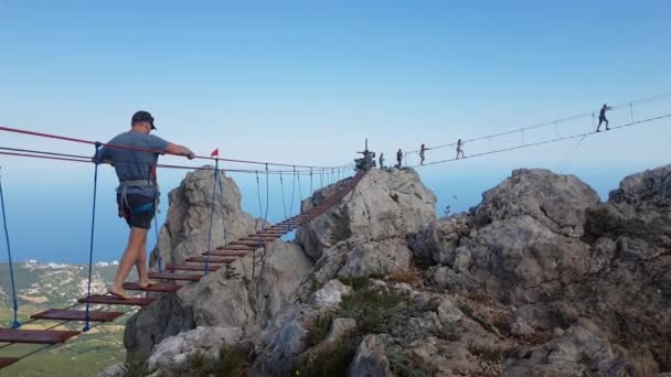 AI-Petri, Krym-5. července 2019. Zavěšovací most na vrcholu hory — Stock video