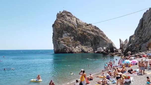 Simeiz, Crimea - 1 de julio de 2019. Playa cerca de Diva Rock, showplace — Vídeos de Stock