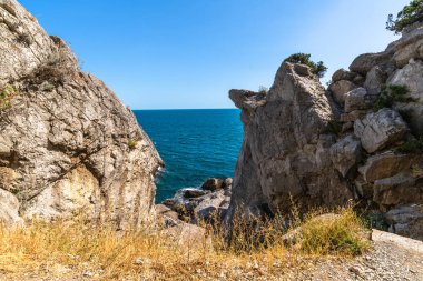 Kırım sahilinde taşlı güzel deniz manzarası