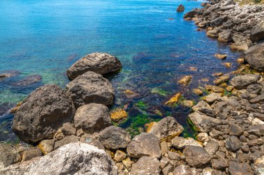 Kırım'da taşlı Karadeniz kıyı şeridi