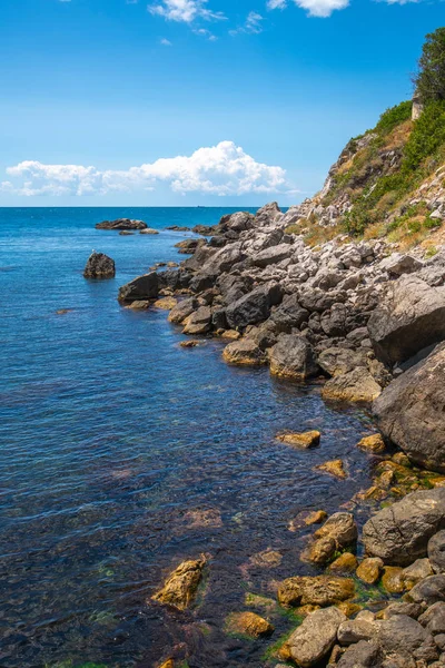 Schöne Meereslandschaft mit Steinen am Ufer der Krim — Stockfoto