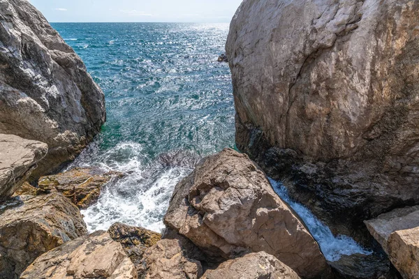 Красивый морской пейзаж с большими камнями на берегу Крыма — стоковое фото