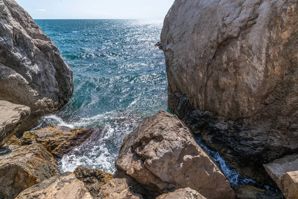 Красивый морской пейзаж с большими камнями на берегу Крыма — стоковое фото