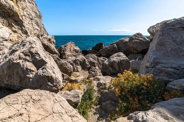 Wunderschöne Meereslandschaft mit großen Steinen am Ufer der Krim — Stockfoto