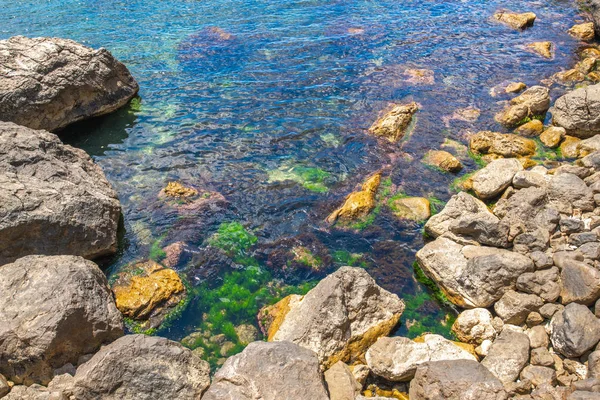 Береговая линия Черного моря с камнями в Крыму — стоковое фото