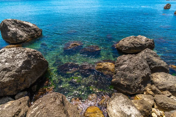 Krajobraz morski z dużymi kamieniami na brzegu Krymu — Zdjęcie stockowe